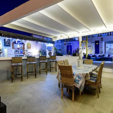 Barry Swimming Pool, Amazing Sea Views, Bar Willa